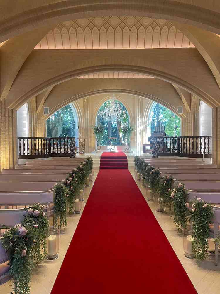 チャペルは、埼玉の中では赤いバージンロードは珍しいとのこと。白のウェディングドレスが生えそうです。