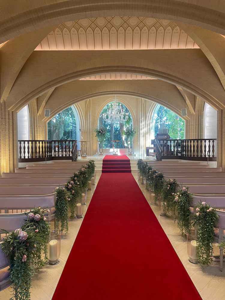 チャペルは、埼玉の中では赤いバージンロードは珍しいとのこと。白のウェディングドレスが生えそうです。