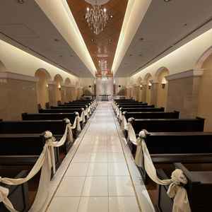 チャペルの写真です。バージンロードは長さがあり、照明もオシャレでした。