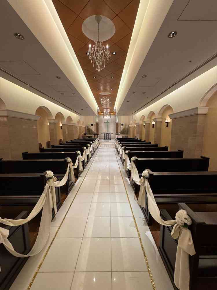 チャペルの写真です。バージンロードは長さがあり、照明もオシャレでした。