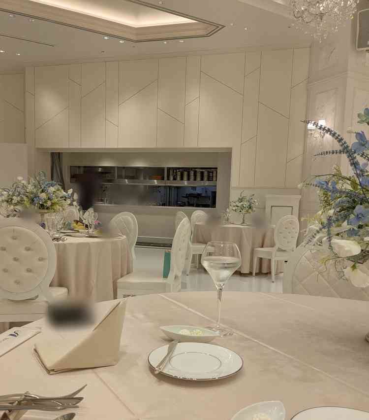 披露宴会場にはオープンキッチンがありできたての料理が食べられる