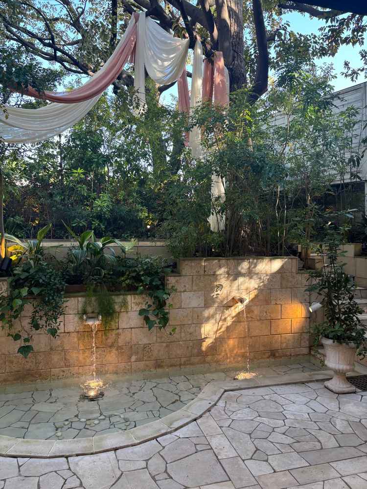 披露宴会場に水場があり、そこから登場したり、そこで色々とやれることもあり、自然の雰囲気もある。