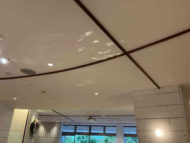 披露宴会場ですが、構造上柱が二つ立っていました。意外と気になりません