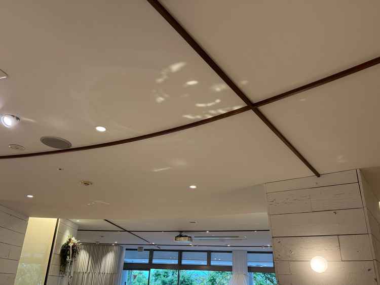 披露宴会場ですが、構造上柱が二つ立っていました。意外と気になりません