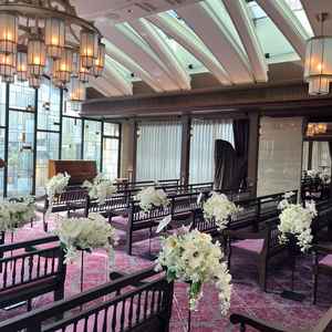 ステンドグラスが特徴的なチャペル。思っていたチャペルと少し印象が異なった。