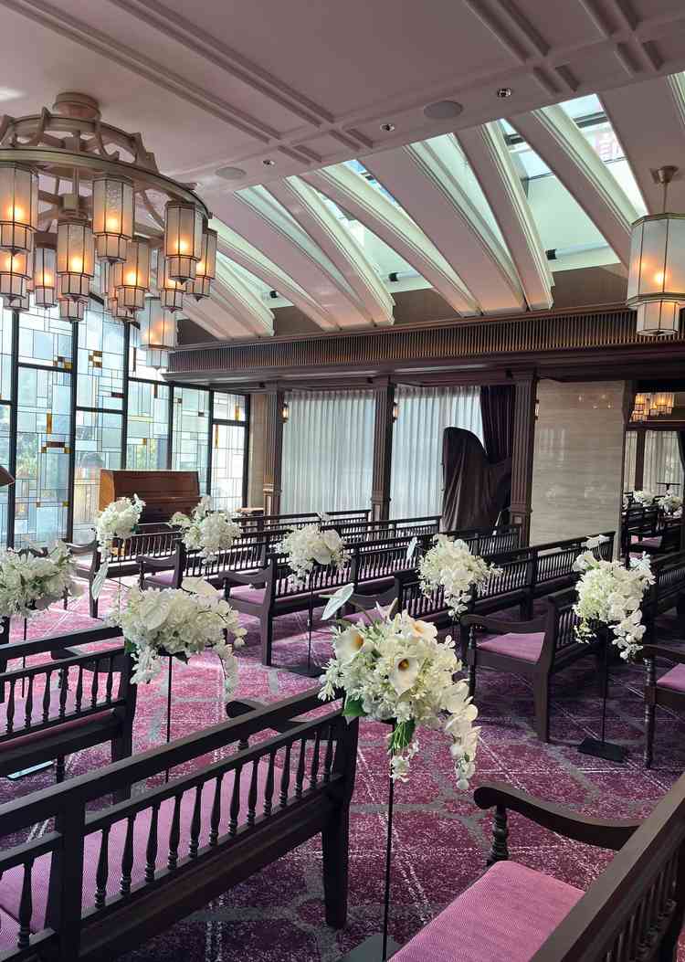 ステンドグラスが特徴的なチャペル。思っていたチャペルと少し印象が異なった。