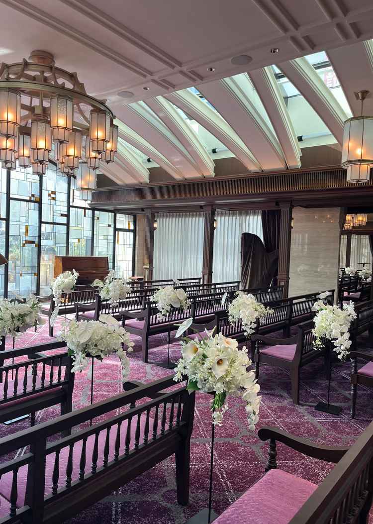 ステンドグラスが特徴的なチャペル。思っていたチャペルと少し印象が異なった。