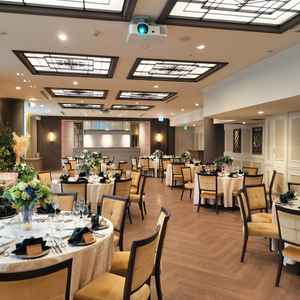 披露宴会場の奥にはオープンキッチンがあり、ゲストに喜んでもらえそうです