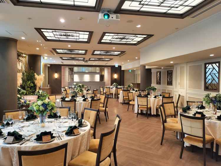 披露宴会場の奥にはオープンキッチンがあり、ゲストに喜んでもらえそうです