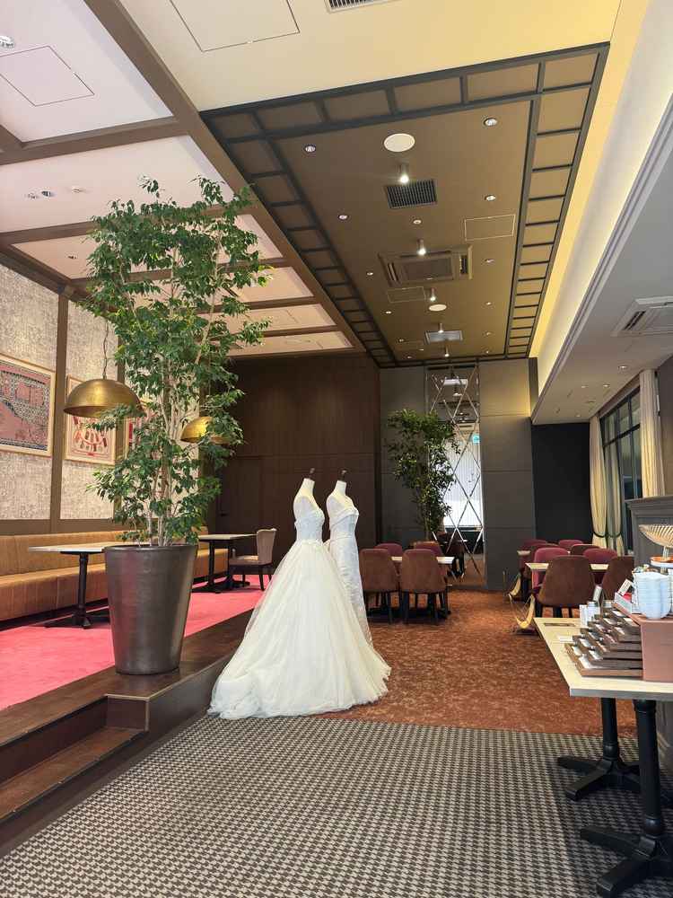 会場の雰囲気です。ドレスも飾ってあり、落ち着いた雰囲気でした