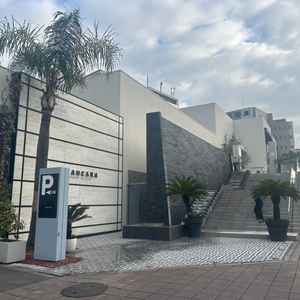 正面の大階段の写真。リゾート感があって素敵。大通り沿いで見つけやすい式場でした。