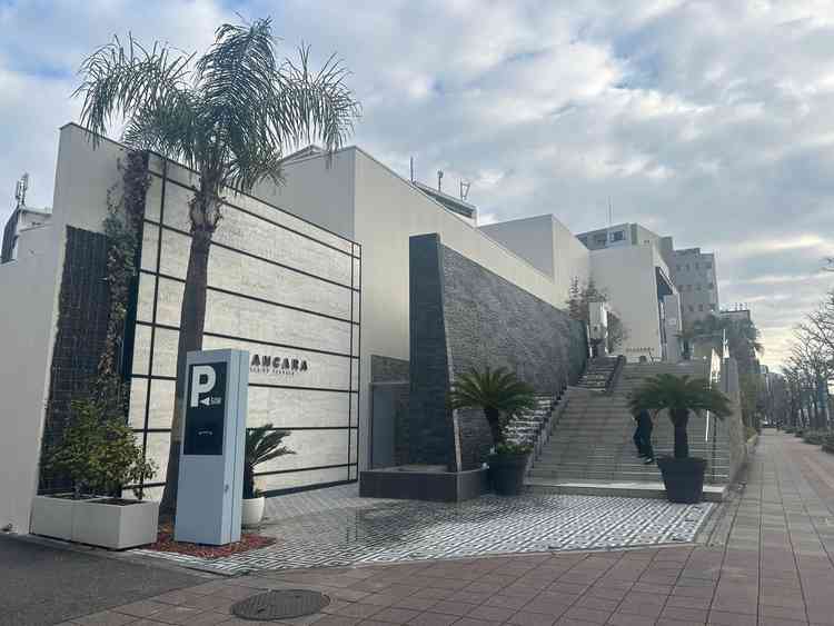 正面の大階段の写真。リゾート感があって素敵。大通り沿いで見つけやすい式場でした。