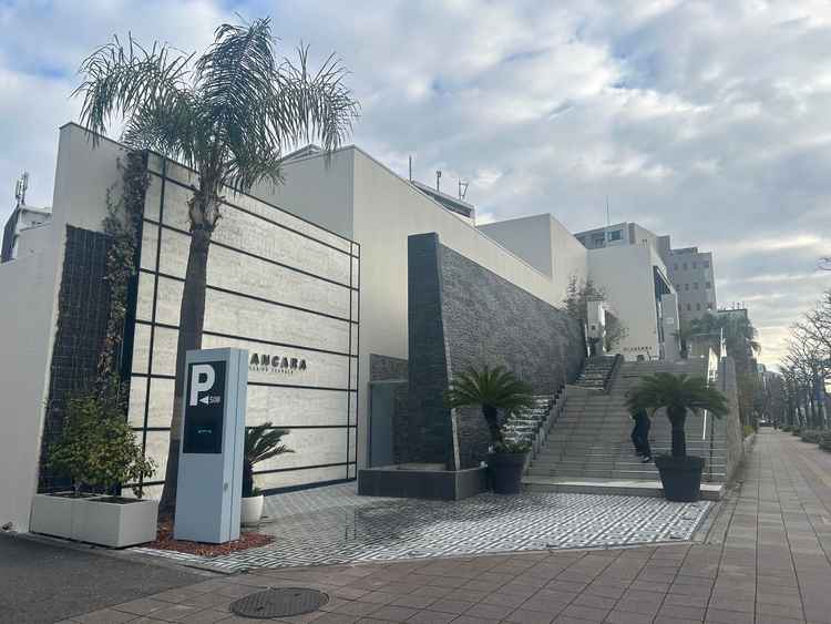 正面の大階段の写真。リゾート感があって素敵。大通り沿いで見つけやすい式場でした。