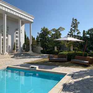 1、2枚目とは別会場。こちらも貸切。風船を空に飛ばす演出を体験したが、最高だった。音楽も流れれている