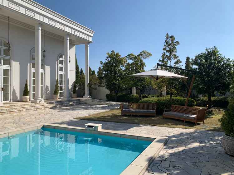 1、2枚目とは別会場。こちらも貸切。風船を空に飛ばす演出を体験したが、最高だった。音楽も流れれている