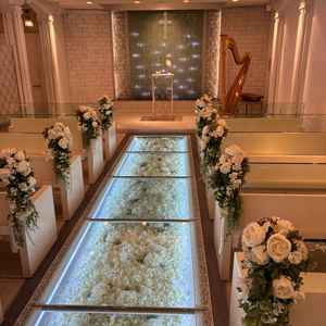 挙式会場が下から女優ライトが出ててとても綺麗