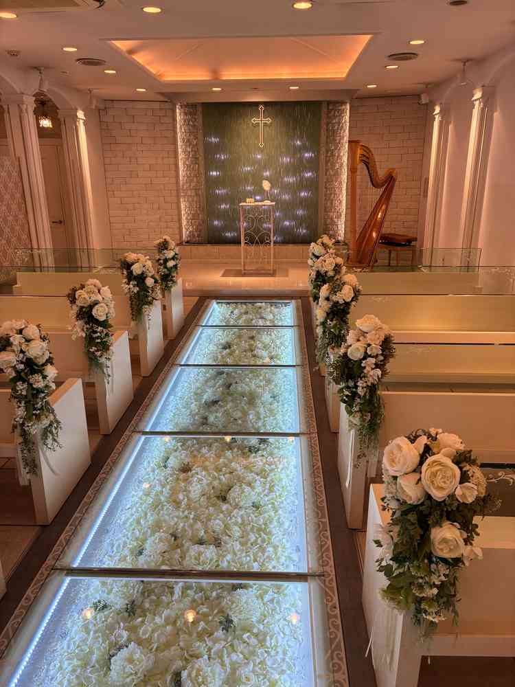 挙式会場が下から女優ライトが出ててとても綺麗