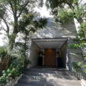 入り口は緑が豊かで、温かみのある雰囲気を感じられ、リラックスできる。