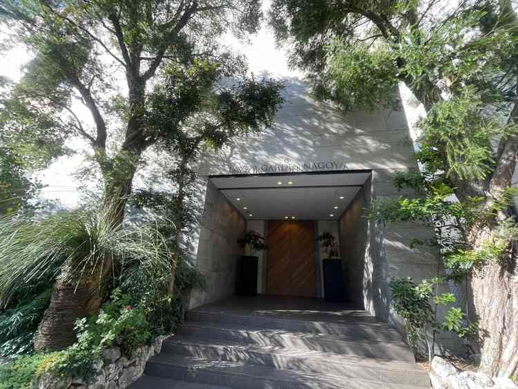 入り口は緑が豊かで、温かみのある雰囲気を感じられ、リラックスできる。