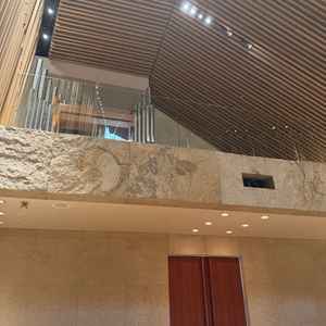 オルガンや聖歌隊は入口上部分に配置。参列者からは目立たない位置にあるため視界に入ることが少ない。