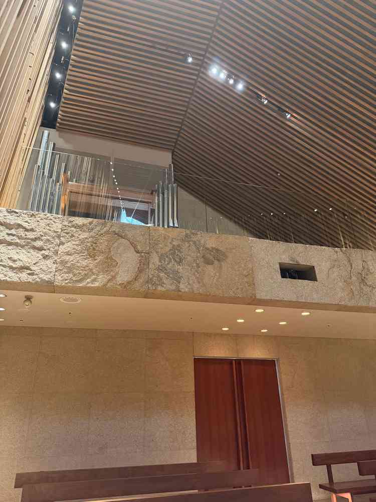 オルガンや聖歌隊は入口上部分に配置。参列者からは目立たない位置にあるため視界に入ることが少ない。