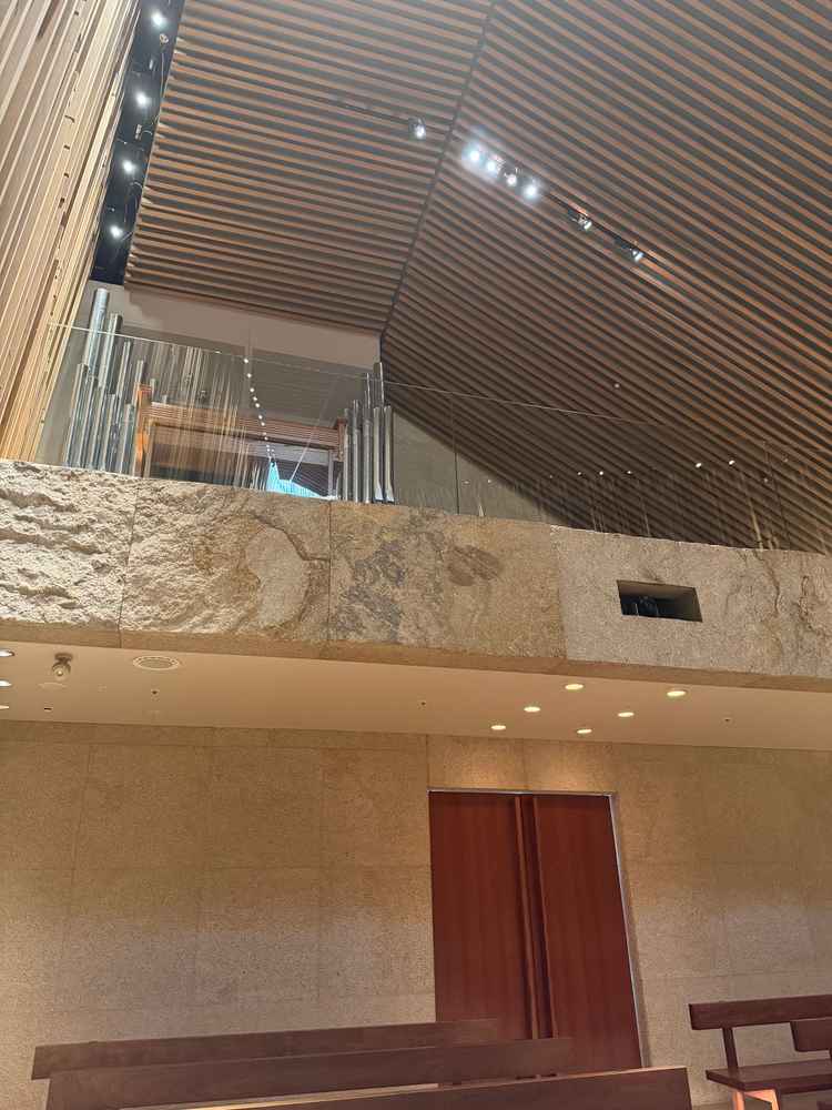 オルガンや聖歌隊は入口上部分に配置。参列者からは目立たない位置にあるため視界に入ることが少ない。