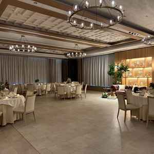 披露宴会場（カーテンを閉めて、キャンドルの灯りがきれいに映えるような空間）