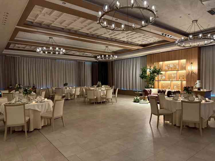 披露宴会場（カーテンを閉めて、キャンドルの灯りがきれいに映えるような空間）