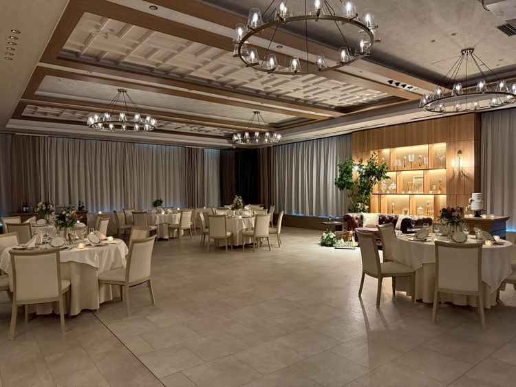 披露宴会場（カーテンを閉めて、キャンドルの灯りがきれいに映えるような空間）