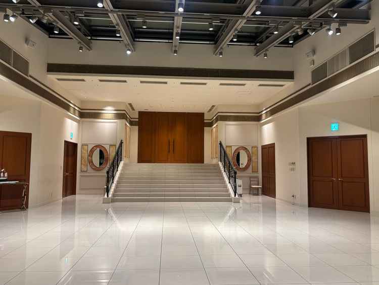 フラワーシャワーができる。屋内なので天候に左右されない。