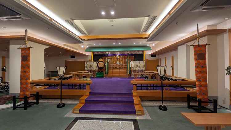 和装の挙式会場「幸福殿」。神社と比べると本格感は劣るが、控室からも近く、天候に左右されないのが魅力。