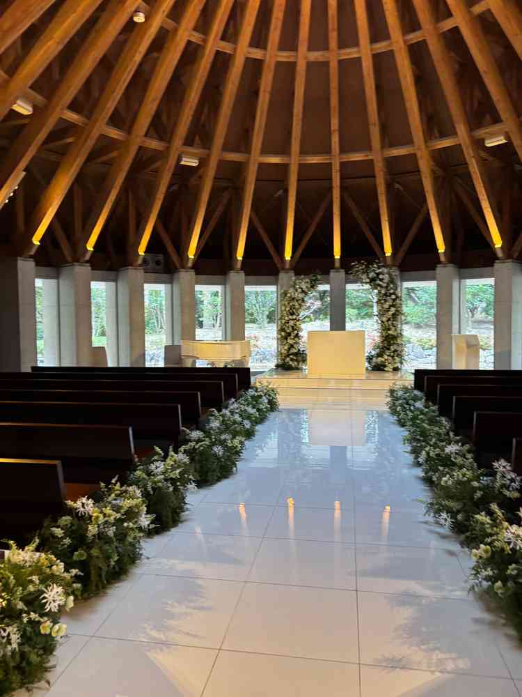 木の天井のチャペル内部