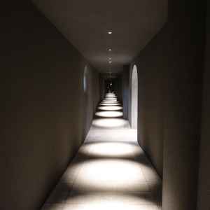 挙式会場に入る前の廊下は鏡合わせになっており、ずっと続く人生の道を表しているそうです。