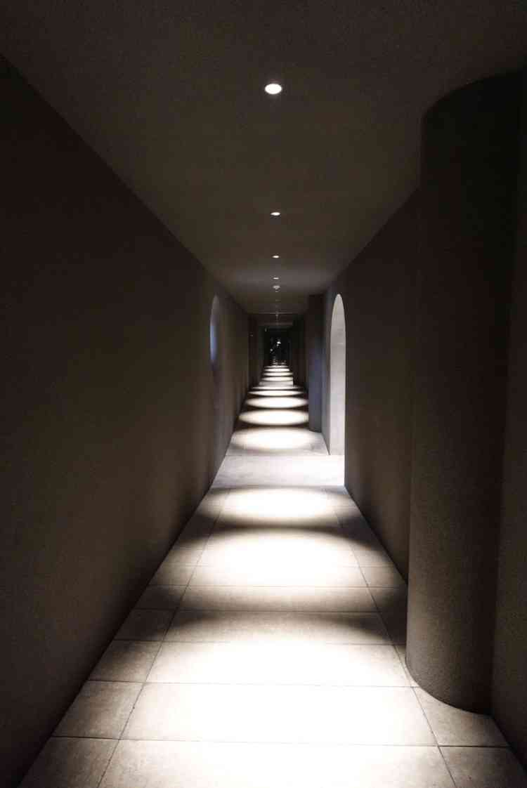 挙式会場に入る前の廊下は鏡合わせになっており、ずっと続く人生の道を表しているそうです。