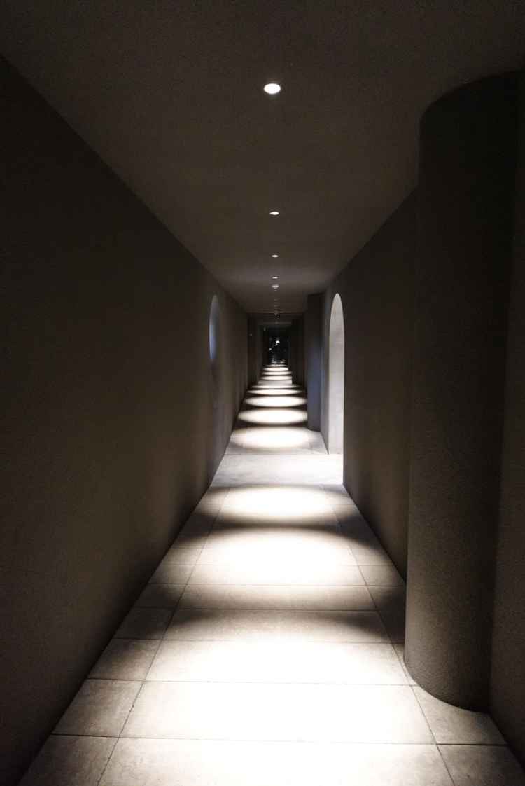 挙式会場に入る前の廊下は鏡合わせになっており、ずっと続く人生の道を表しているそうです。