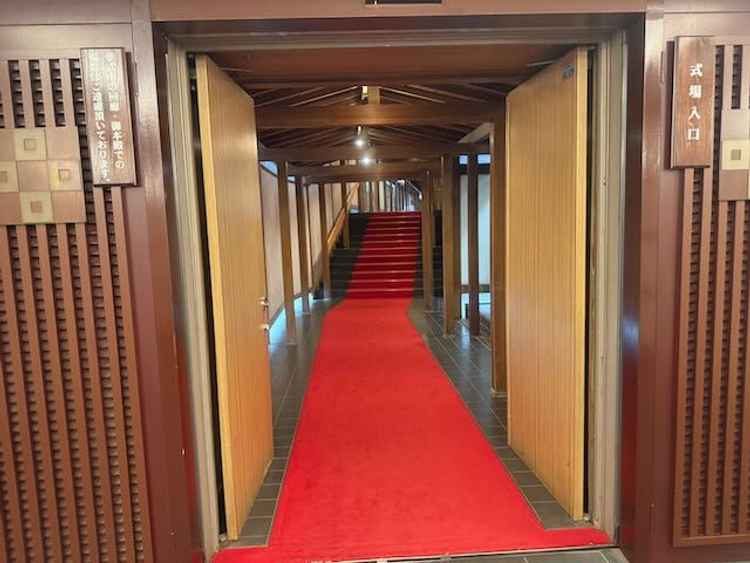 挙式場への廊下は屋根があり雨でも安心です。