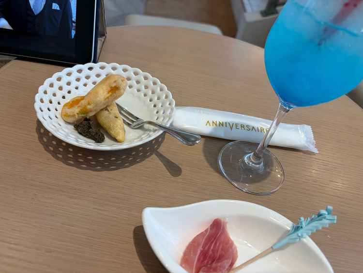 式と披露宴の間のウェルカムスペース。生ハムやその場で揚げ物をしてくれてとてもいいと思いました