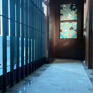 ホテル棟の28階ロビーのエレベーター前。写真スポットです。