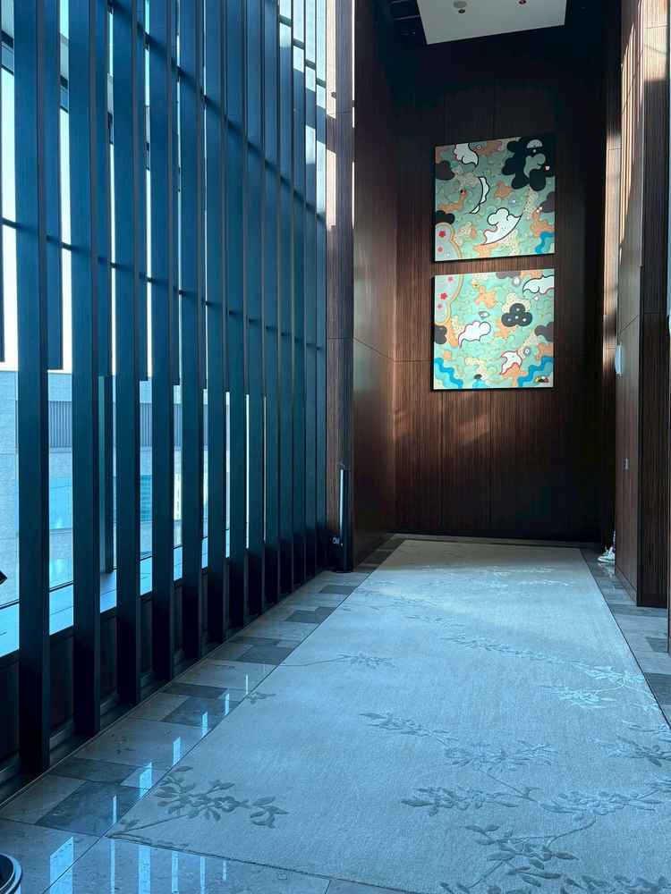 ホテル棟の28階ロビーのエレベーター前。写真スポットです。