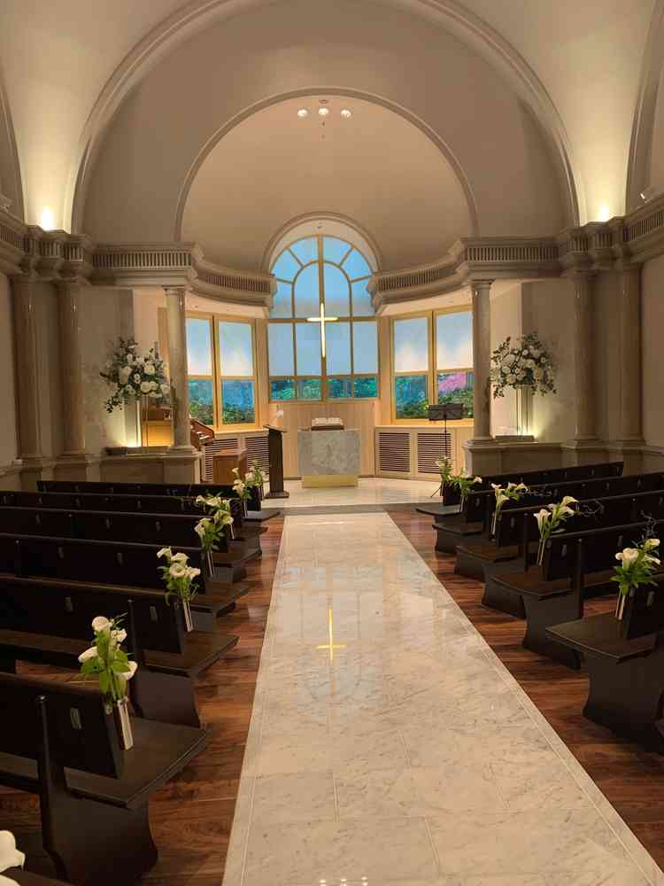 チャペル。9月にリニューアルしたばかり。奥から自然光が差し込む。