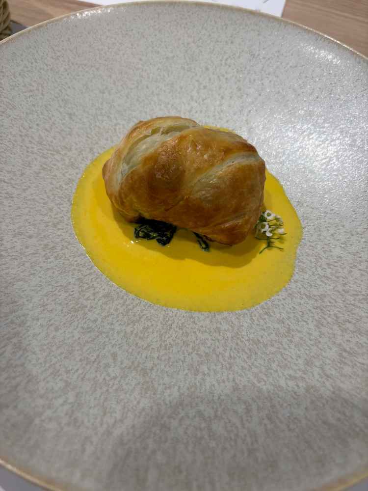 ひらめと大葉と湯葉のパイ包。ここで挙式をするなら入れたいくらい美味しい一品でした。