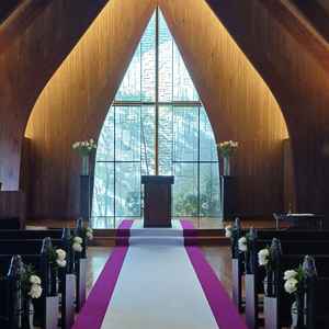 木がベースのチャペル。暖かい雰囲気。