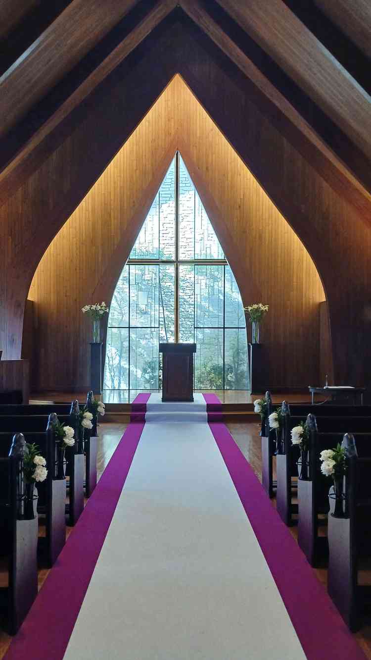 木がベースのチャペル。暖かい雰囲気。