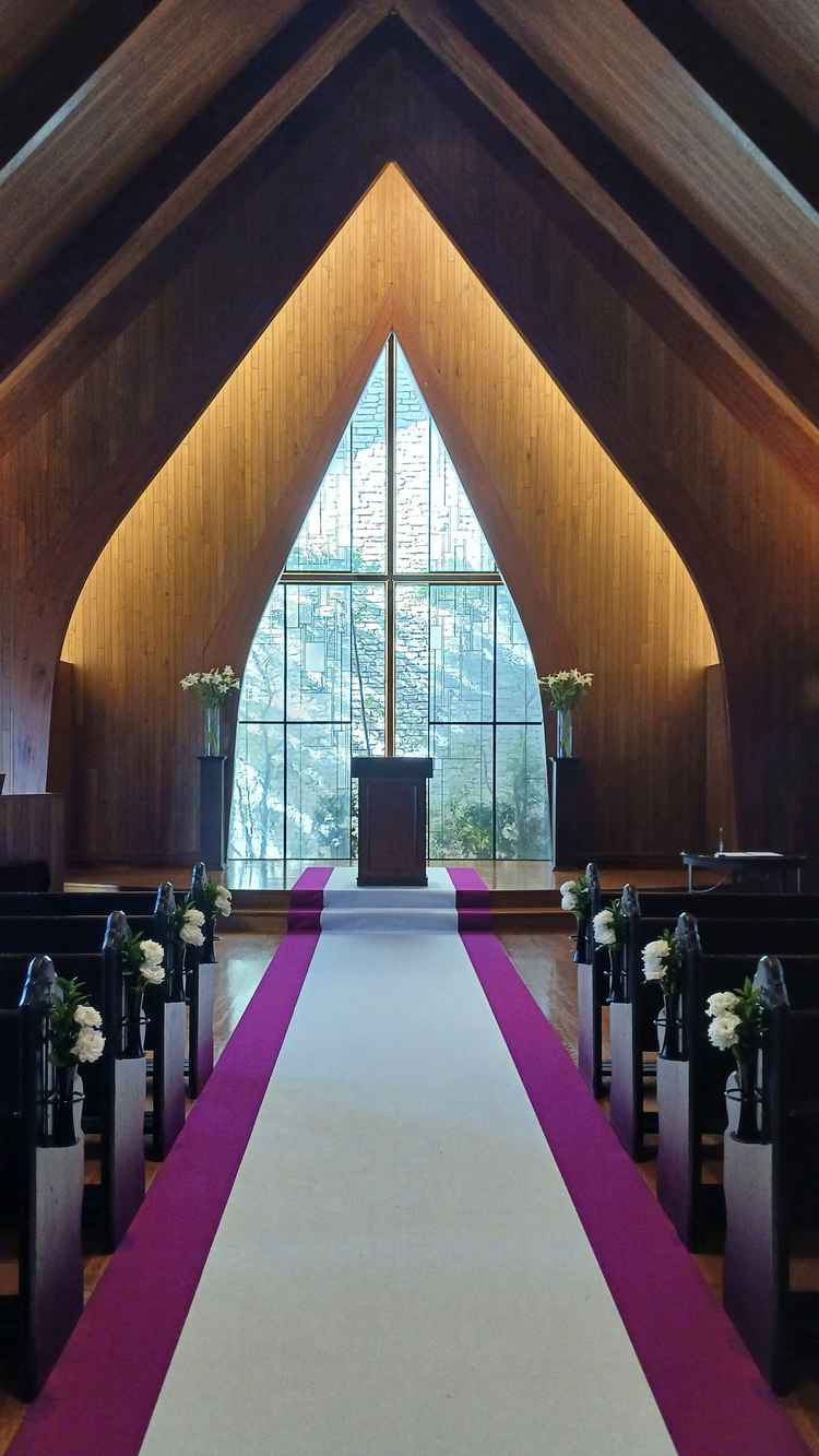 木がベースのチャペル。暖かい雰囲気。