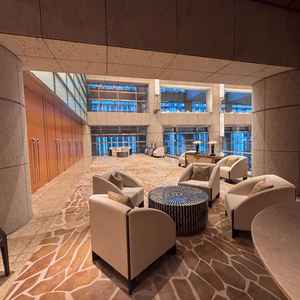 チャペル前にあるホワイエ。前に進むと吹き抜けになっており、眺望や雰囲気が魅力的。