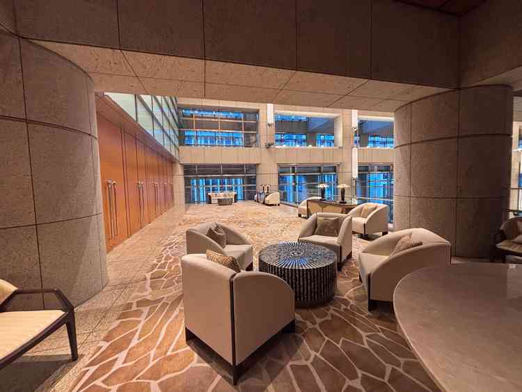 チャペル前にあるホワイエ。前に進むと吹き抜けになっており、眺望や雰囲気が魅力的。