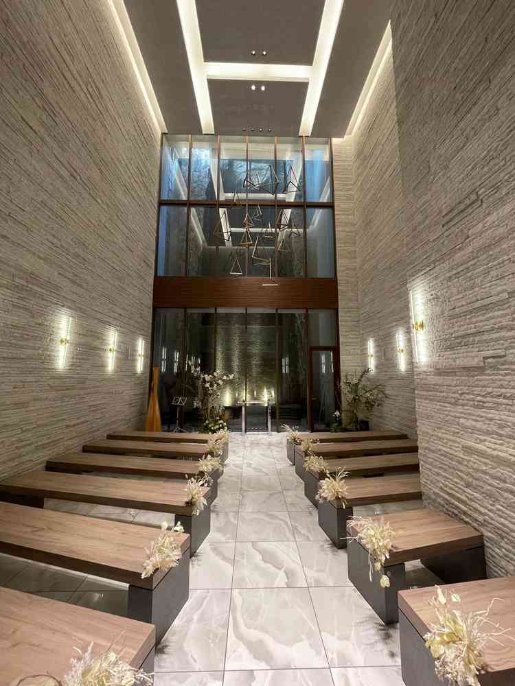 チャペル。高い天井から絶えず水が流れており、どう写真を撮っても綺麗。貸切なので、挙式後も写真可。