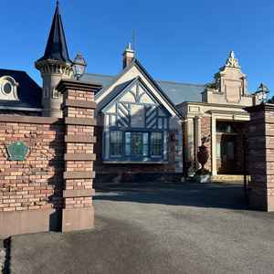 建物正面入り口。外観からも英国風で雰囲気があって素敵です。