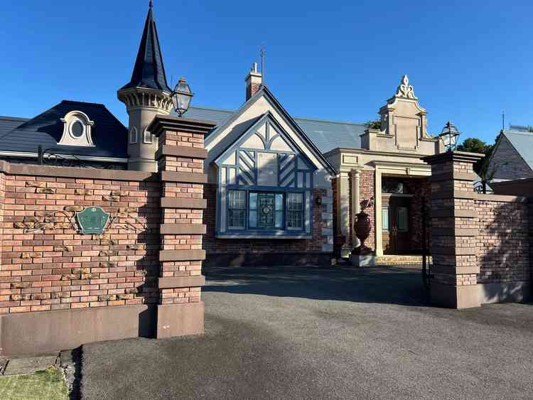 建物正面入り口。外観からも英国風で雰囲気があって素敵です。