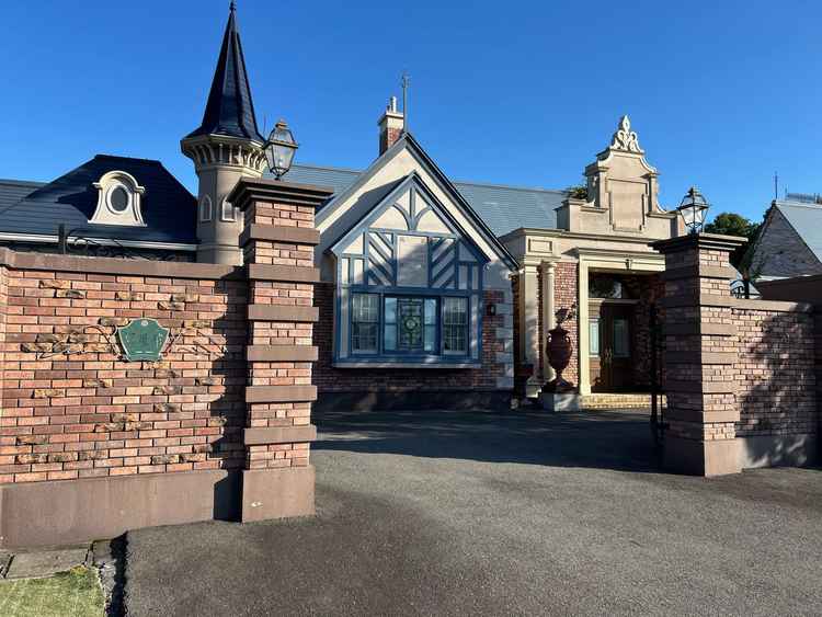 建物正面入り口。外観からも英国風で雰囲気があって素敵です。